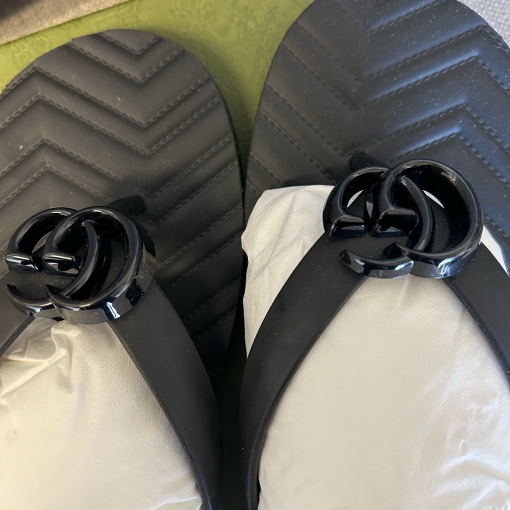Gucci GG Black Flip Flop Sandal - Picture 4 of 6